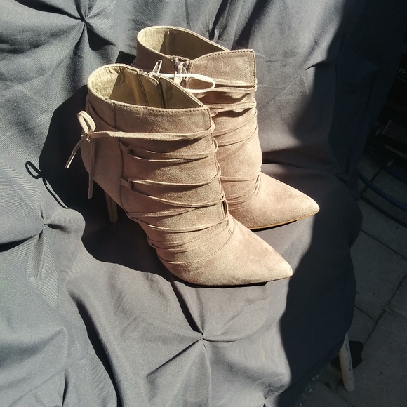 Shoe dazzle Heels tan - Picture 1 of 6